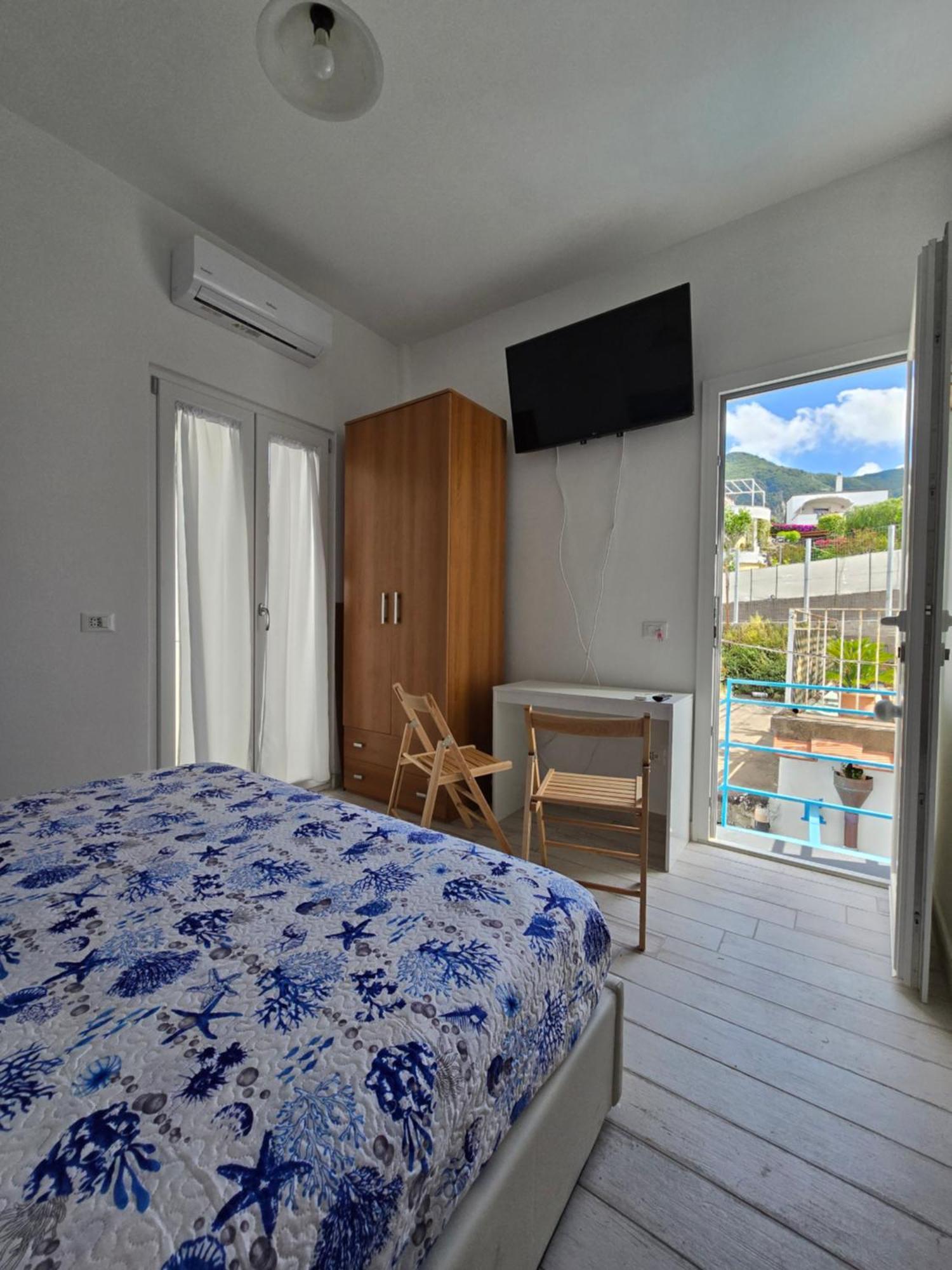 La Casa Di Giuliana Primo Piano Con Balcone Villa Ischia Luaran gambar